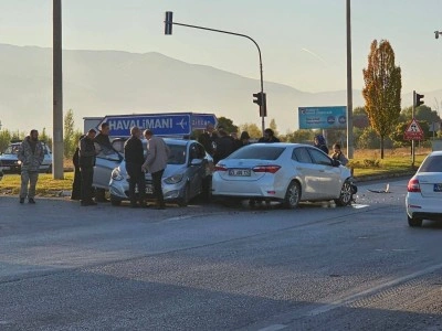 Erzincan&rsquo;da iki otomobil &ccedil;arpıştı: 5 yaralı