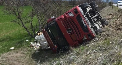 Erzincan&rsquo;da soda y&uuml;kl&uuml; tır devrildi