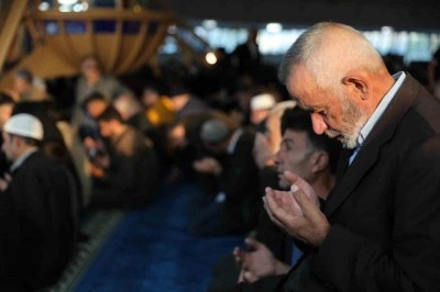 Erzincan’da vatandaşlar bayram namazı için camilere akın etti