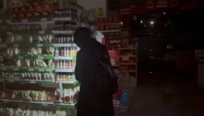 Erzincan&rsquo;da vatandaşlar marketlerde cep telefonu ışığıyla alışveriş yaptı