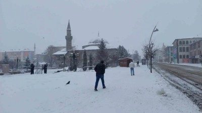 Erzurum’da kar kenti beyaza bürüdü