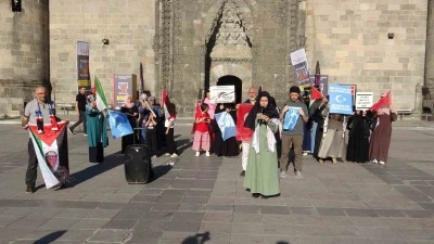 Erzurum&rsquo;da sağlık &ccedil;alışanları Gazze i&ccedil;in y&uuml;r&uuml;d&uuml;