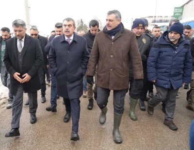 Erzurum'daki Mobilya Fabrikasında Yangın: Bakan Tekin, Olay Yerinde İncelemelerde Bulundu