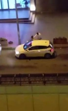 Kadını darbederek zorla araca bindirdi