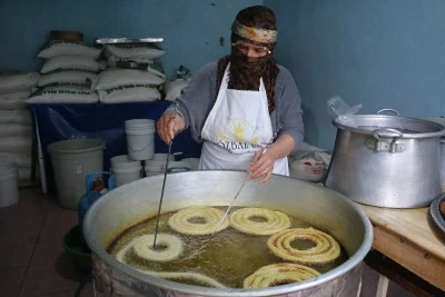 Eşine destek olup kadınların g&uuml;c&uuml;n&uuml; g&ouml;steriyor