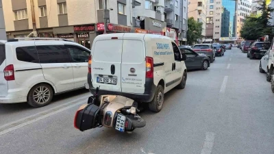 Korkutan kaza: Motosiklet, hafif ticari aracın altına girdi