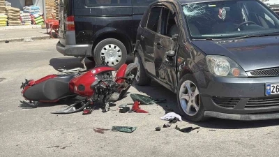Eskişehir&rsquo;de manevra yapan otomobile motosiklet yandan &ccedil;arptı: 1 yaralı
