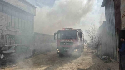 Mobilya deposunda yangın