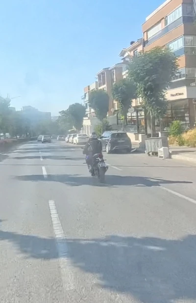 Eskişehir&rsquo;de motosiklet s&uuml;r&uuml;c&uuml;s&uuml;n&uuml;n tehlikeli şovu kask kamerasına yansıdı
