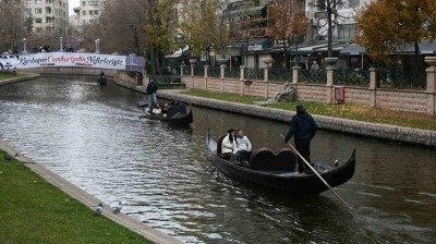 Eskişehir&rsquo;de soğuk havaya rağmen gondol keyfi yaptılar