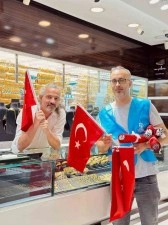 Esnafa ve vatandaşlara binlerce al bayrak dağıtıldı