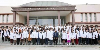 ESOG&Uuml;&rsquo;l&uuml; gen&ccedil; diş hekimi adayları beyaz &ouml;nl&uuml;klerini giydi