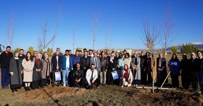 ET&Uuml;&rsquo;l&uuml; Mezunlar aynı &ccedil;atı altında yeniden bir araya geldi