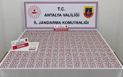 Ev baskınında uyuşturucu alarmı: 220 hap ve eroin ele ge&ccedil;irildi