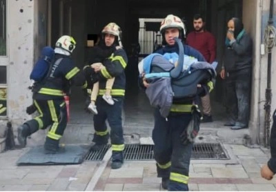 Ev olarak kullanılan iş hanında &ccedil;ıkan yangında 17&rsquo;si &ccedil;ocuk 21 kişi kurtarıldı