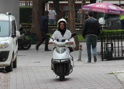 Evde anne, sokakta motokurye: Azmiyle &ouml;rnek oluyor