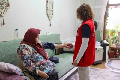 Evde yaşlı bakım hizmeti yüzlerde tebessüm olmayı sürdürüyor