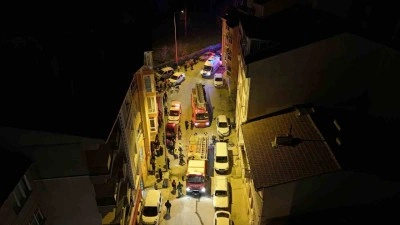 Evdeki kanepeyi yaktı, 2 kişi dumandan etkilendi