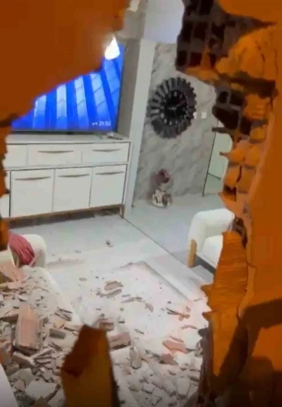 Evinde otururken kamyonetin &ccedil;arptığı duvarın altında kalarak yaralandı