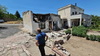 Evinin çatısı üzerine başına çöktü