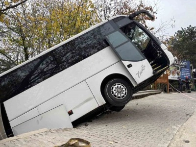 Facianın eşiğinden d&ouml;n&uuml;ld&uuml;: Tur otob&uuml;s&uuml; şarampole d&uuml;şt&uuml;