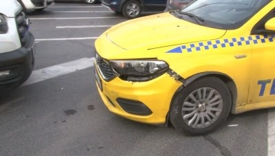 Fatih&rsquo;te motosiklet ile taksi &ccedil;arpıştı: Motosikletli yola savruldu