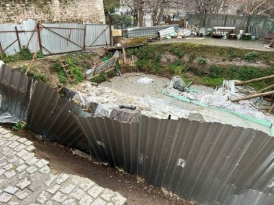 Fatih’te toprak kaymasının ardından yol çöktü: O anlar kamerada