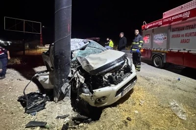 Feci Kaza: Hurdaya dönen araçtan sağ çıktılar!