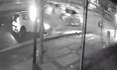 Feci kaza kamerada... Hızla gelen araç, otomobil ve motosiklete çarptı: 1’i ağır 2 yaralı