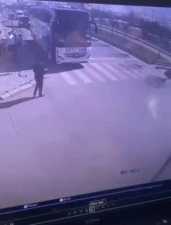 Feci kaza kamerada... Muş’ta yaşanan motosiklet kazasında 3 kişi yaralandı