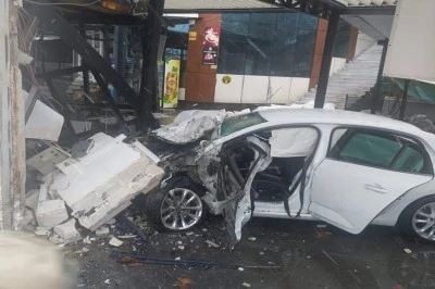 Feci Kaza: Otomobil Lokantaya &Ccedil;arptı, 5 Kişi Yaralandı