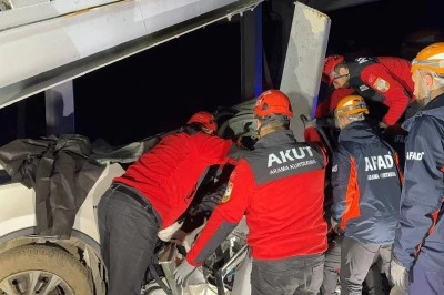 Feci Kaza: Otomobil &Uuml;st Ge&ccedil;ide &Ccedil;arptı, 1 &Ouml;l&uuml; 1 Ağır Yaralı