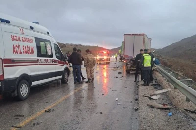 Feci Kaza: Tır ile Otomobil &Ccedil;arpıştı, 3 Kişi Hayatını Kaybetti