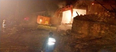 Feke’de ev yangını: bir ev kül oldu, lojman zarar gördü