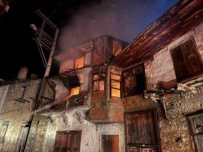 Fethiye’de iki katlı ev alevlere teslim oldu
