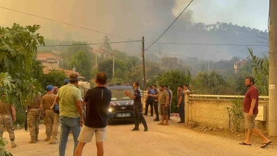 Fethiye&rsquo;deki yangın 4 saattir s&uuml;r&uuml;yor: "Bir mahalle tedbir ama&ccedil;lı tahliye ediliyor"
