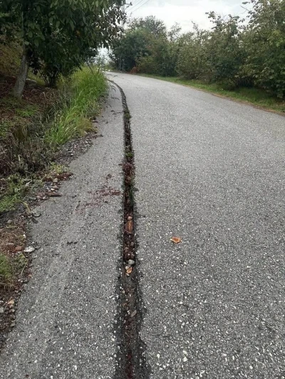 Fiber internet i&ccedil;in kazılan yol kapatılmadı, k&ouml;y sakinleri tepki g&ouml;sterdi