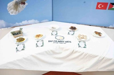 Filistin&rsquo;le dayanışmada yemekler kırık tabaklarda sergilendi