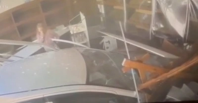 Fırına dalan otomobil ortalığı savaş alanına &ccedil;evirdi... O anlar kamerada