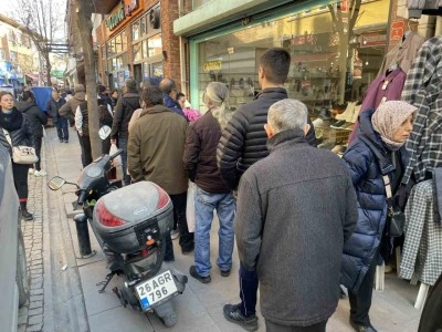 Fırınların önünde metrelerce pide kuyruğu oluştu