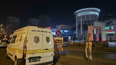 AVM’nin bahçesinde Anne ve 2 kızı bıçaklandı