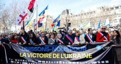 Fransa'da Ukrayna-Rusya savaşının yıldönümü öncesi binlerce kişi sokağa indi