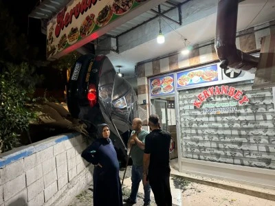 Fren Yerine Gaza Bastı, Otomobille Lokantanın Bahçesine Uçtu
