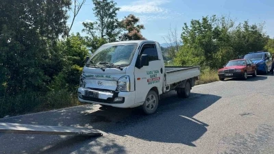 Freni boşalan kamyonet tarım aracına &ccedil;arptı: 1 yaralı