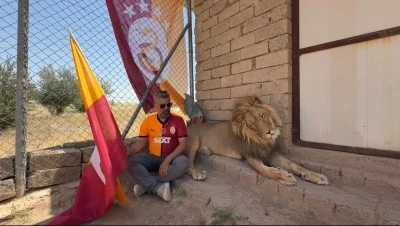 Galatasaray'ın şampiyonluğunu Aslanlarıyla kutladı