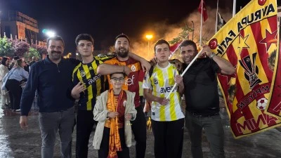 Galatasaray Kutlamalarına Fenerbah&ccedil;eli Taraftarlardan S&uuml;rpriz Katılım