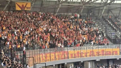 Galatasaray taraftarından Sel&ccedil;uk İnan tezah&uuml;ratı