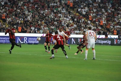 Galatasaray Yeni Sezona Fırtına Gibi Başladı: Gaziantep FK'yı 3-0'la Geçti