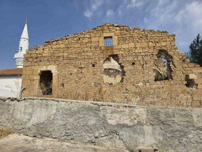 Garipler K&ouml;y&uuml; Kilisesi 300 yıllık tarihiyle zamana direniyor