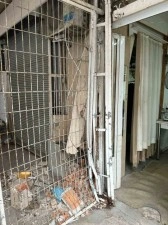 Gaz ile freni karıştırınca, çöp kamyoneti iş yerinin duvarına çarptı